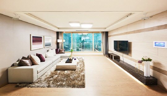 동탄2아이파크 전용면적 96㎡B 거실 전경. 현대산업개발은 천정고를 일반 아파트보다 5㎝ 높게 설계해 개방감을 확보했다.